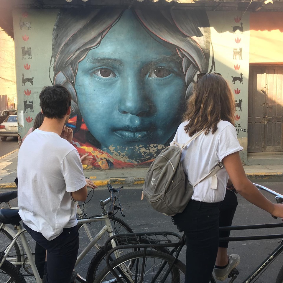 Turistas dando paseo con Bike Art Cocha