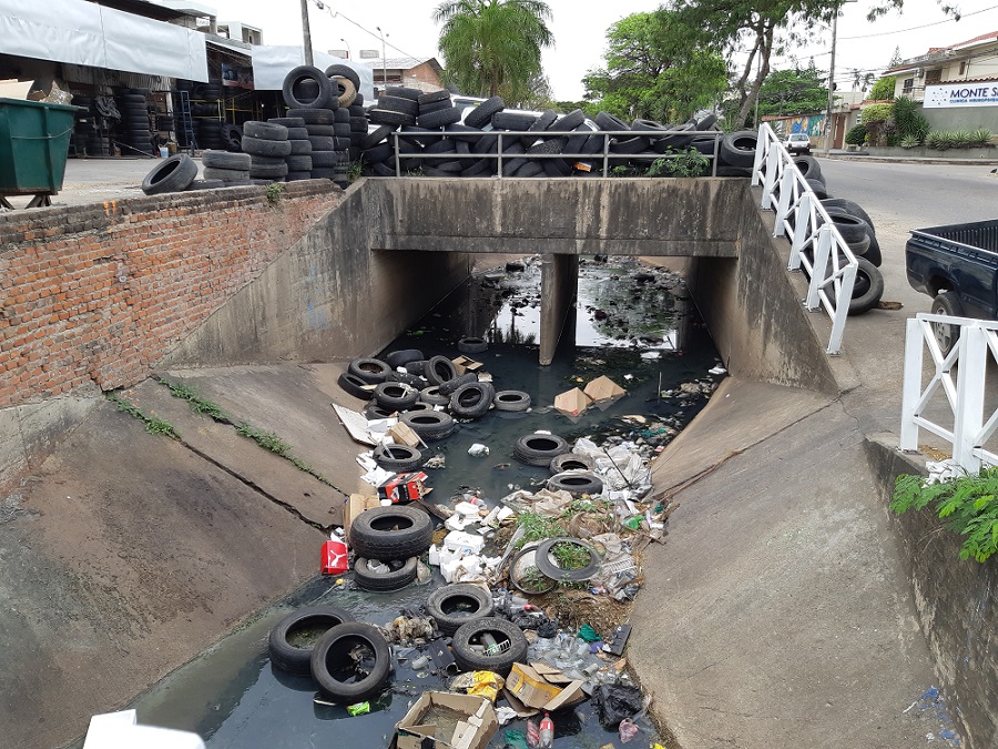 La imagen tiene un atributo ALT vacío; su nombre de archivo es Basura-llantas.jpg